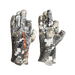 Pair of camo hunting gloves Half-finger design on the forefinger and thumb 